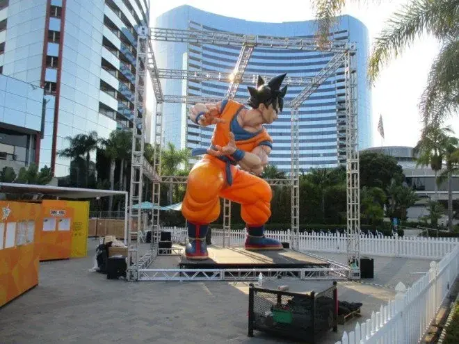 Estátua Gigante de Goku é Destaque na SDCC