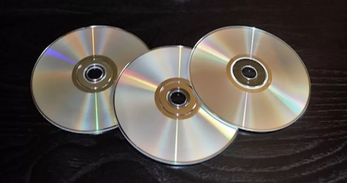 CDs em um suporte de plástico transparente