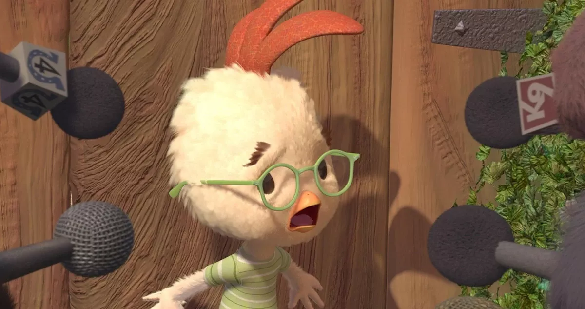 Filme em animação mostrando o personagem Chicken Little em apuros