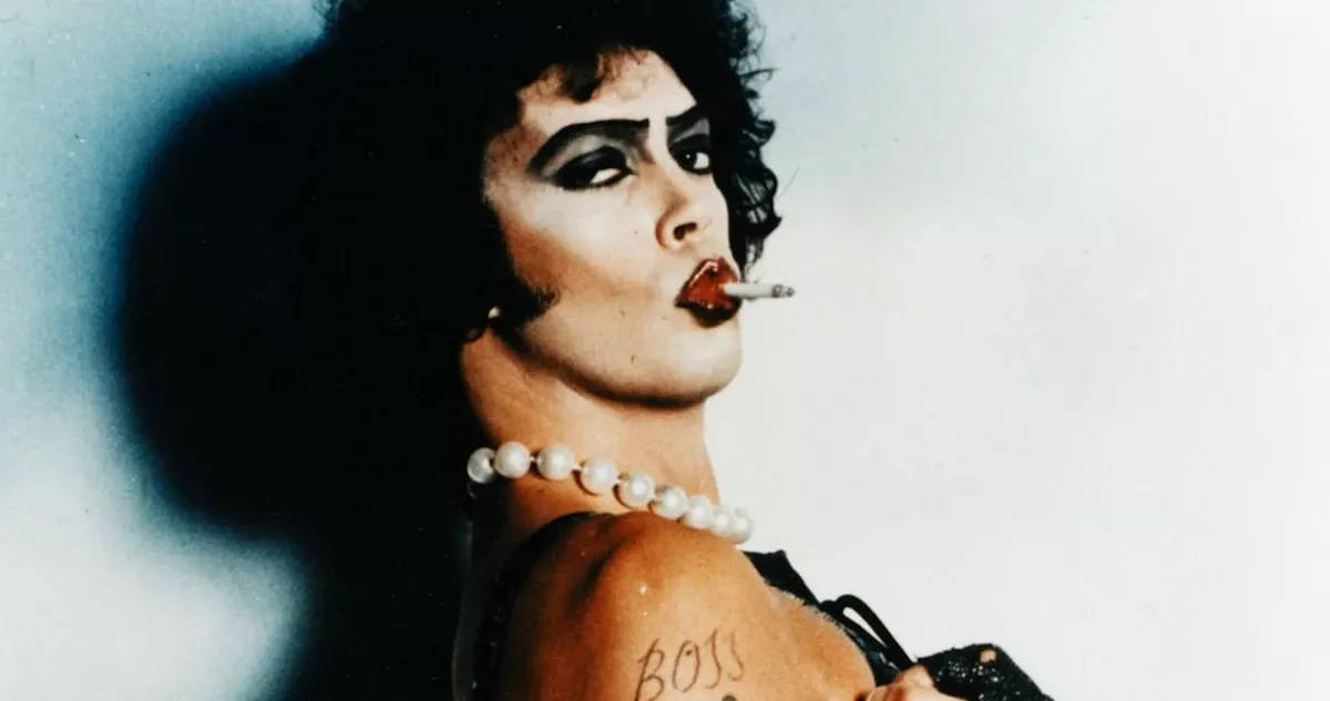 Ator Tim Curry caracterizado como o Camaleão de Hollywood