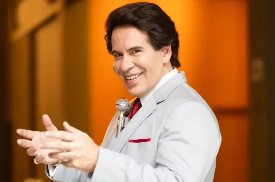 Leandro Hassum se transforma em Silvio Santos em nova imagem