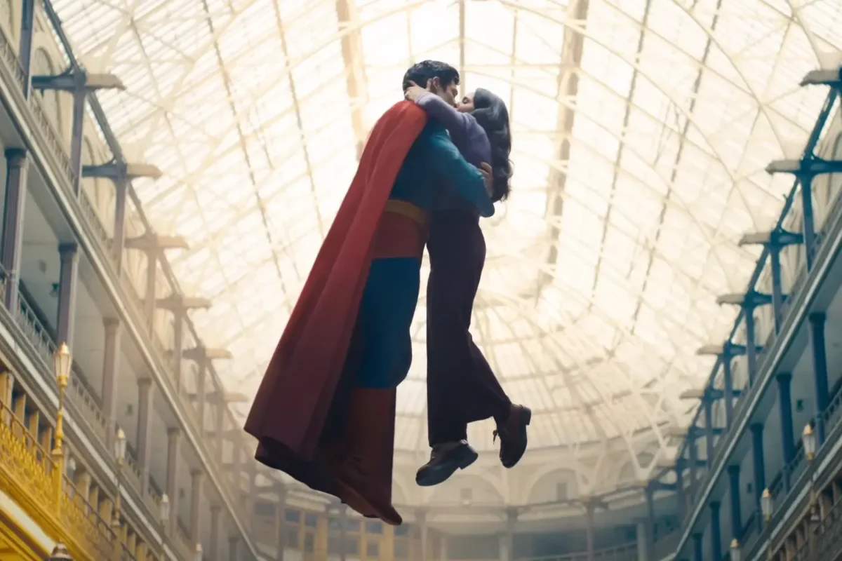 Rachel Brosnahan fala sobre o romance entre Lois Lane, Superman e Clark Kent